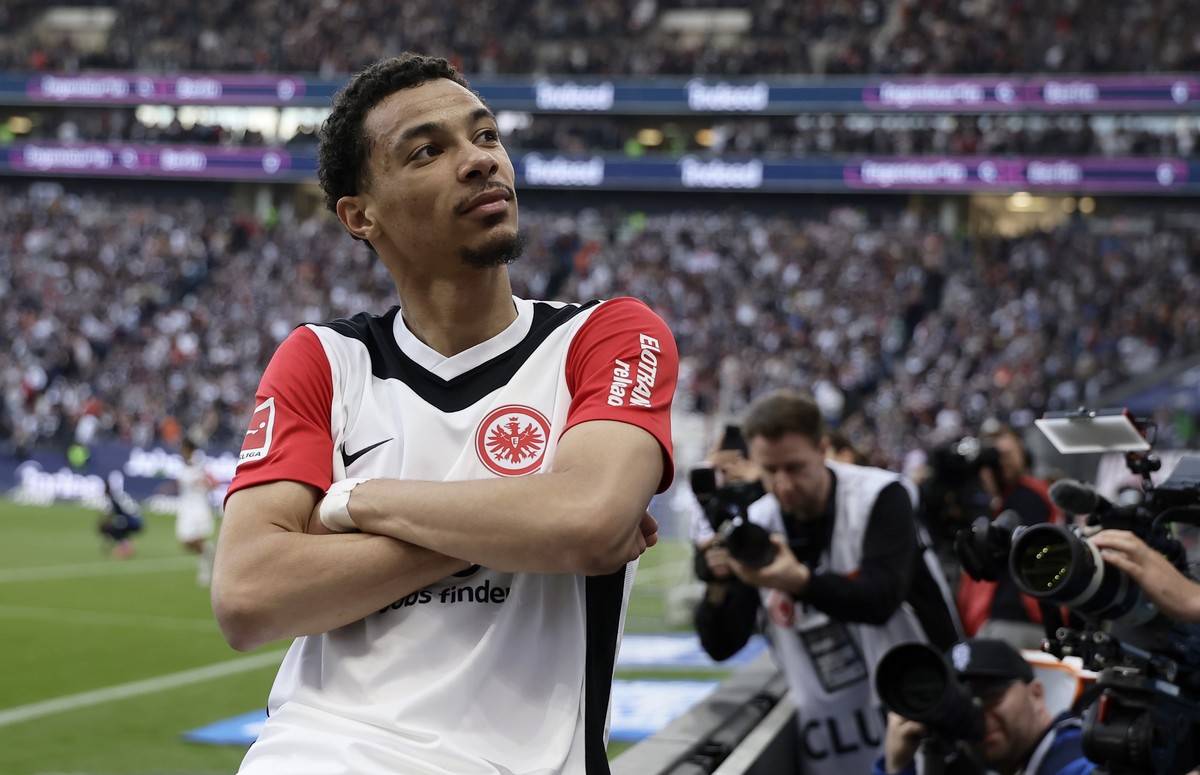 epa12030110 Hugo Ekitike of Frankfurt celebrates after scoring the 3-0 lead during the German Bundesliga soccer match between Eintracht Frankfurt and 1. FC Heidenheim in Frankfurt, Germany, 13 April 2 ...