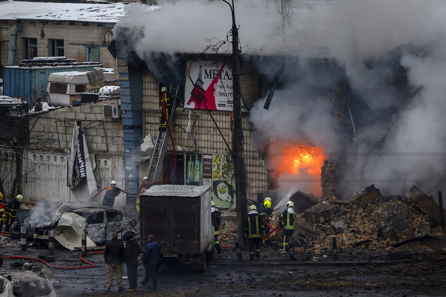 KYIV, UKRAINE - NOVEMBER 23: Fire and rescue workers attend a building hit by a missile in central Kyiv on November 23, 2022 in Kyiv, Ukraine. The city&#039;s Mayor Vitaly Klitschko confirmed on Teleg ...