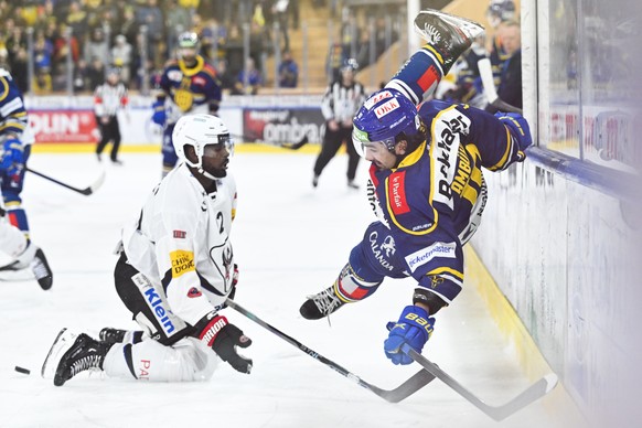 Gotterons Dave Sutter, links, gegen Davos&#039; Andres Ambuehl, beim Eishockey Spiel der National League zwischen dem HC Davos und dem HC Fribourg-Gotteron, am Sonntag, 11. Dezember 2022, im Eisstadio ...