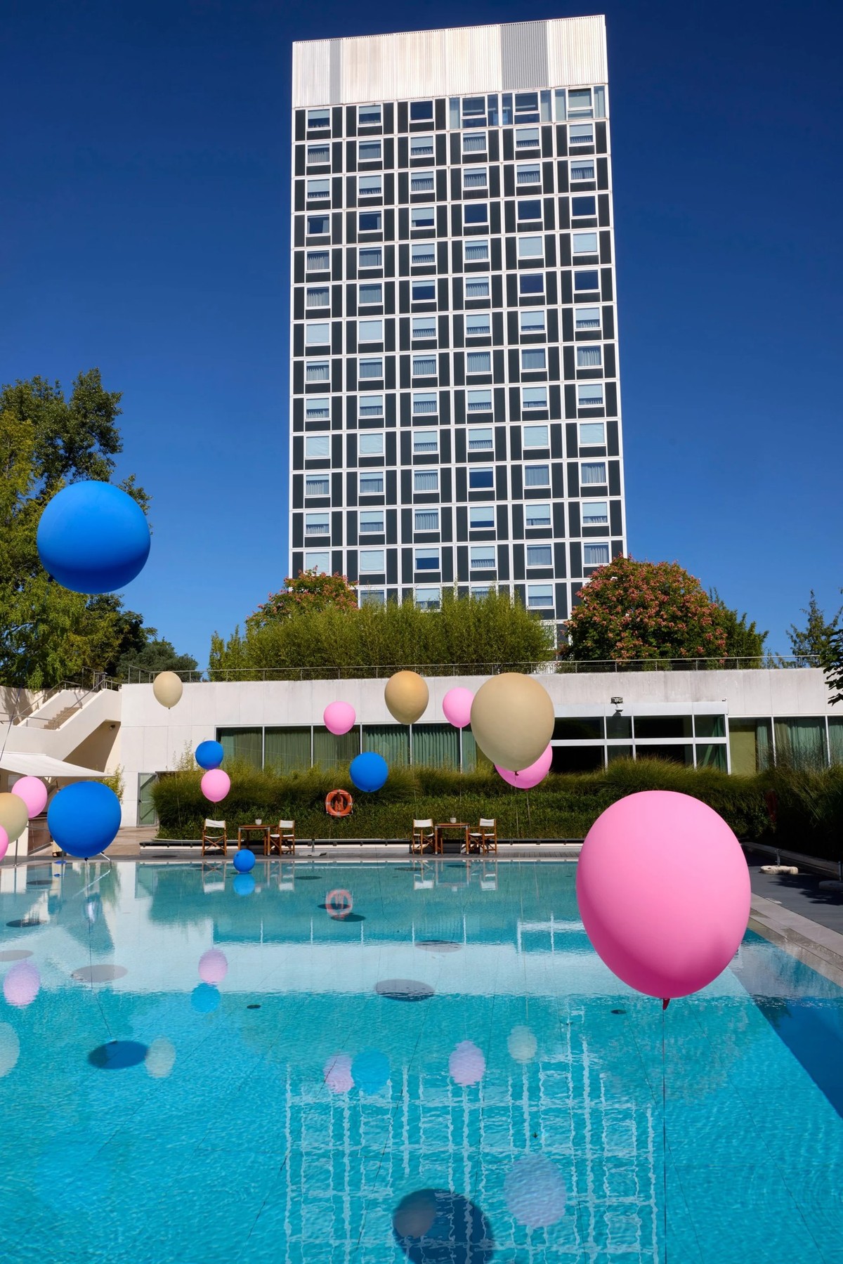 Afin d'attirer une clientèle locale, la piscine de l'hôtel Intercontinental n'est désormais plus réservée aux clients de l'hôtel.