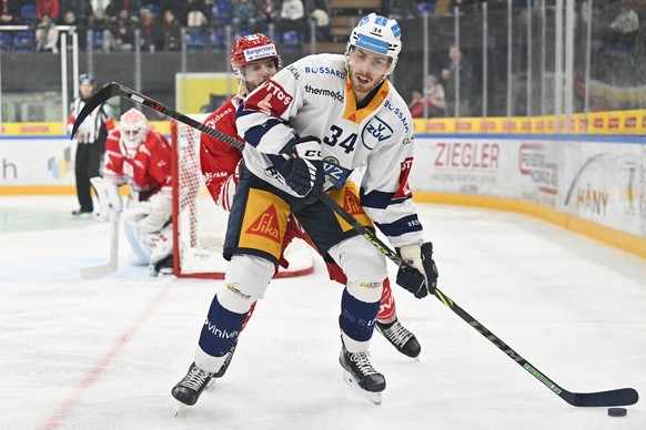 SC Rapperswil-Jona Lakers Fabian Maier, hinten, gegen Zug&#039;s Peter Cehlarik, im Eishockeyspiel der National League zwischen den Rapperswil-Jona Lakers und dem EV Zug, am Samstag, 26. November 2022 ...