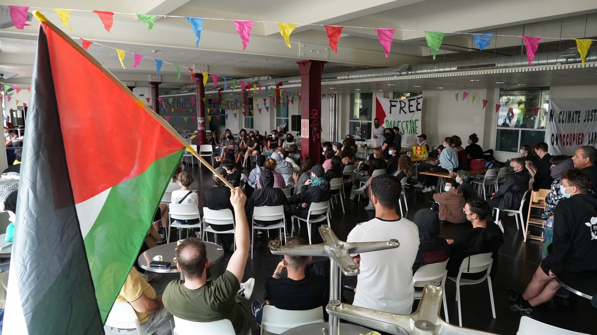 Rund 60 Personen, zum Teil mit Palaestina Fahnen bewehrt, besetzen Raeumlichkeiten der Universitaet Bern, im Gebaeude der Unitobler, der ehemaligen Schokoladefabrik Tobler, am Sonntag, 12. Mai 2024 in ...