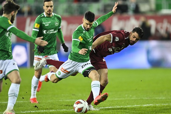 St. Gallens Victor Ruiz Abril trifft zum 1-1, rechts Servettes Nicolas Vouilloz, im Fussball Super League Spiel zwischen dem FC St. Gallen und dem Servette FC, am Samstag, 12. Februar 2022, im Kybunpa ...