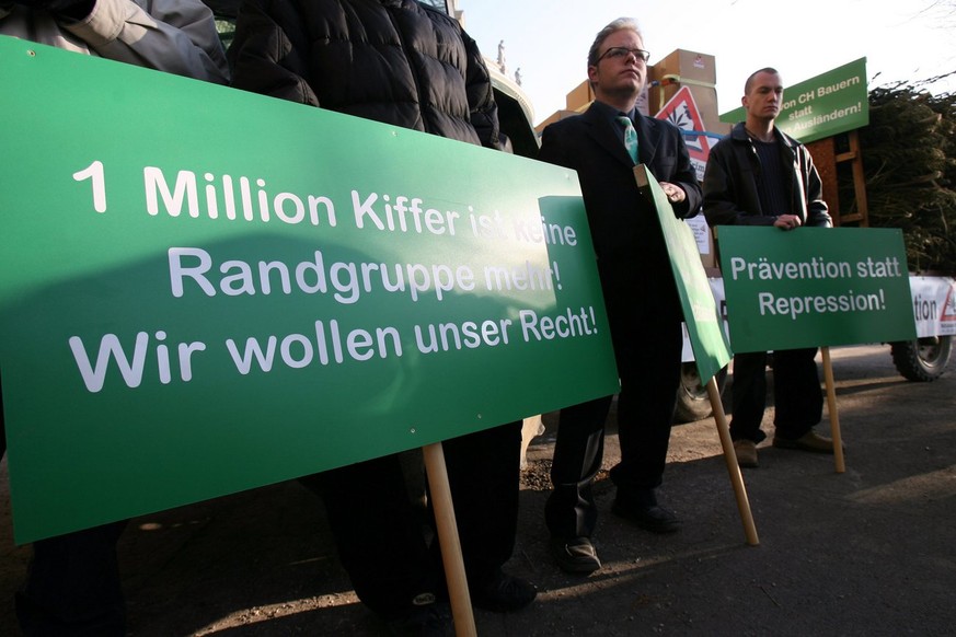 AktivistInnen des &quot;Aktionskomitees Pro Jugendschutz gegen Drogenkriminalitaet&quot; reichen am Freitag, 13. Januar 2006, in Bern rund 105 000 Unterschriften der Volksintiative fuer eine vernuenft ...