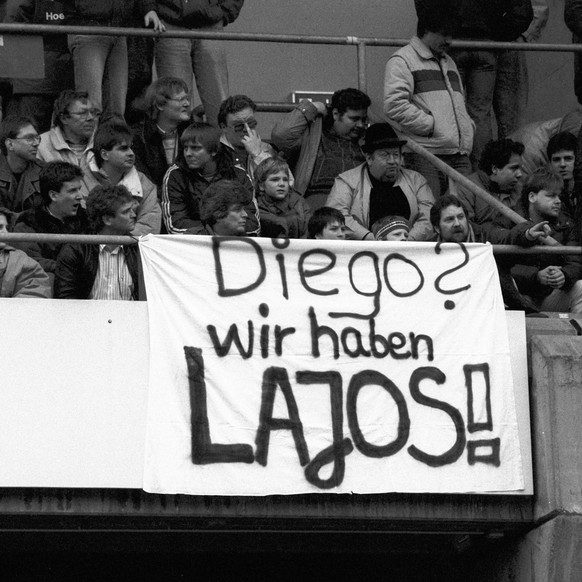 Bildnummer: 07039845 Datum: 05.03.1988 Copyright: imago/Ferdi Hartung
Frankfurter Fans sind stolz auf ihren Neuzugang / Wer ist Diego (Maradona)? Wir haben Lajos Detari !; 603E Fussball Herren 1. BL G ...