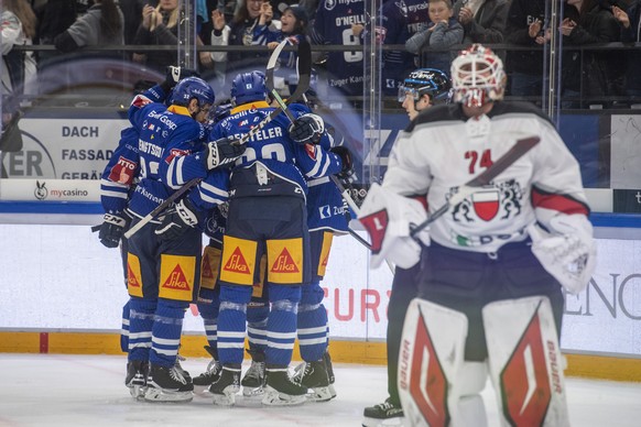 Die Zuger feiern ein Tor beim Eishockey Meisterschaftsspiel der National League zwischen dem EV Zug und dem HC Lausanne am Samstag, 7. Oktober 2023 in Zug. (KEYSTONE/Urs Flueeler).
