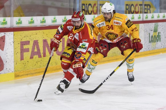 Biels Jason Fuchs, links, und Langnaus Claudio Cadonau, rechts, kaempfen um den Puck, beim Eishockey Meisterschaftsspiel der National League zwischen dem EHC Biel und den SCL Tigers , am Samstag, 21.  ...