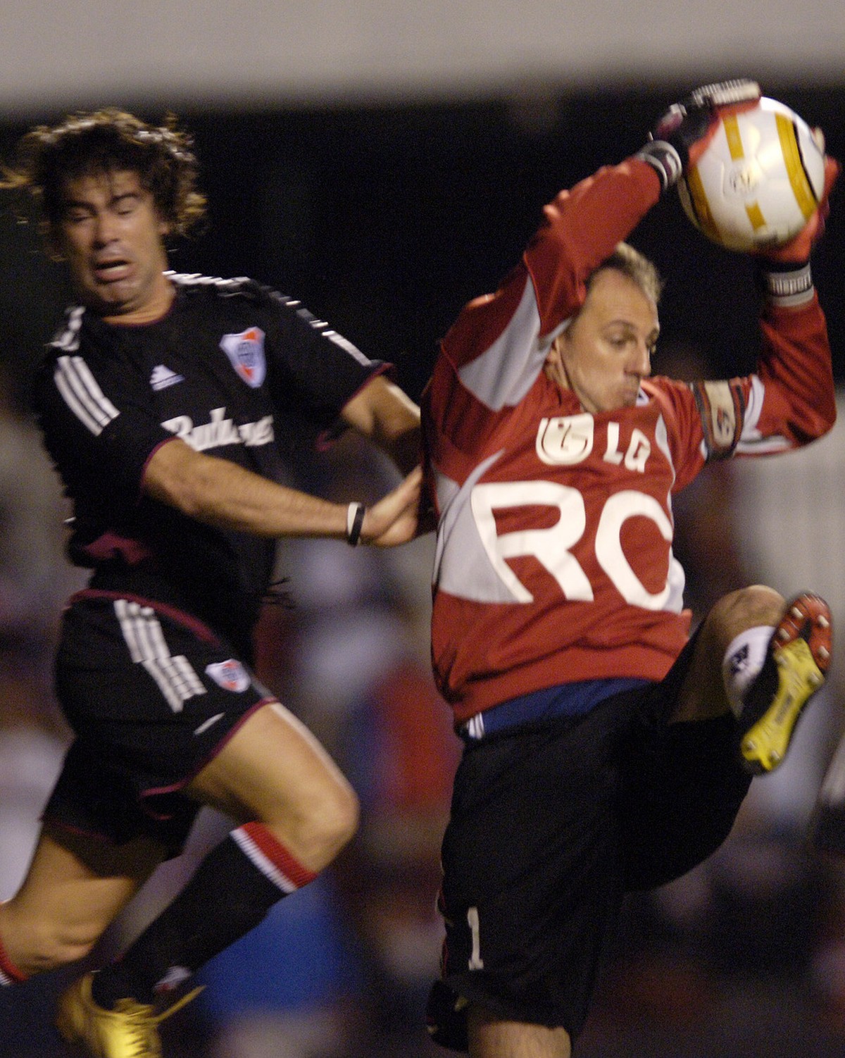 Sao Paulo's Rogerio Ceni, of Brazil, right, fights for the ball against River Plate' Marcelo Salas, of Argentina, during their first-leg Copa Libertadores semi-final match at Cicero Pompeu d ...