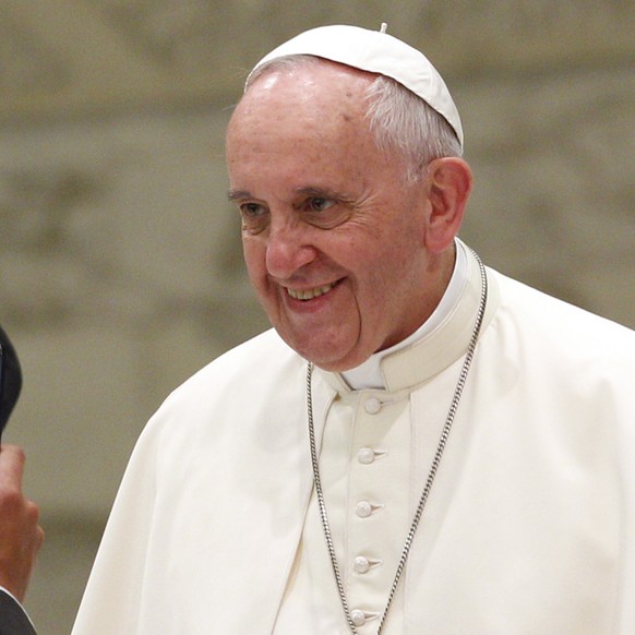 Papst Franziskus San Lorenzo's Pichi Mercier takes a picture of Pope Francis at the end of his weekly general audience in the Paul VI hall, at the Vatican, Wednesday, Aug. 20, 2014. (AP Photo/Riccardo De Luca)