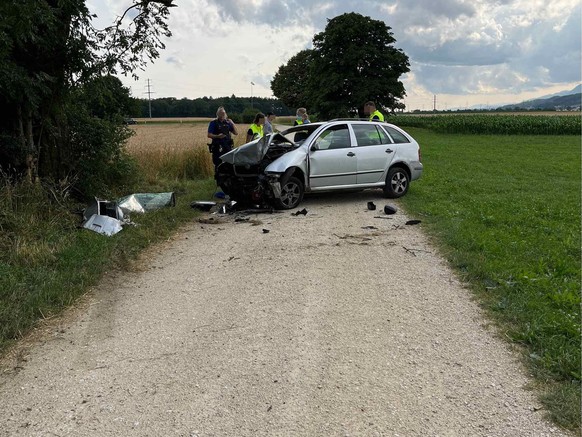 In Kestenholz SO ist am 5. Juni 2023 ein Personenwagen von einem Feldweg abgekommen und mit einem Baum kollidiert. Die drei Insassen wurden verletzt, das Auto war schrottreif.