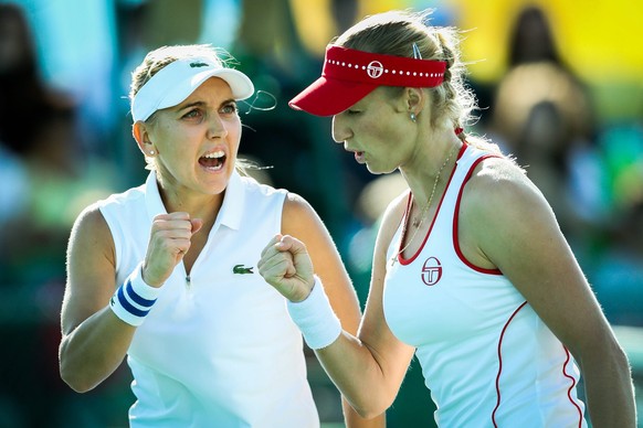 epa05475187 Russian tennis players Ekaterina Makarova (R) and Elena Vesnina (L) celebrate their victory against the Spanish tennis players Garbiñe Muguruza and Carla Suarez during a doubles match in t ...