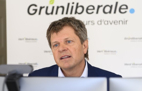 Juerg Grossen, Parteipraesident GLP, spricht waehrend einer digitalen Delegiertenversammlung mittels einer Webcam zu den Mitgliedern, am Samstag, 22. Januar 2022, in einem Buero des Generalsekretariat ...