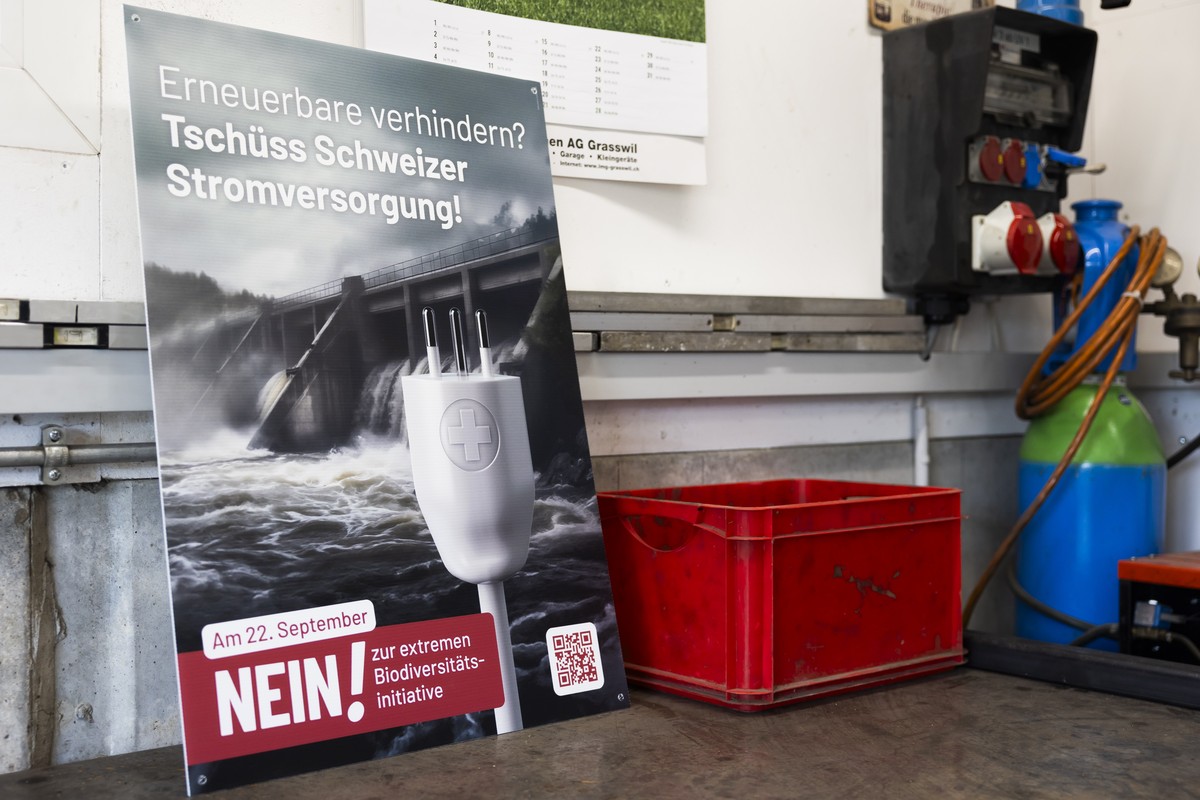 Ein Plakat mit dem Aufruf zum "Nein zur extremen Biodiversitaetsinitiative" steht auf einem Tisch, waehrend einer Medienkonferenz gegen die Biodiversitaetsinitiative, am Mittwoch, 14. August ...