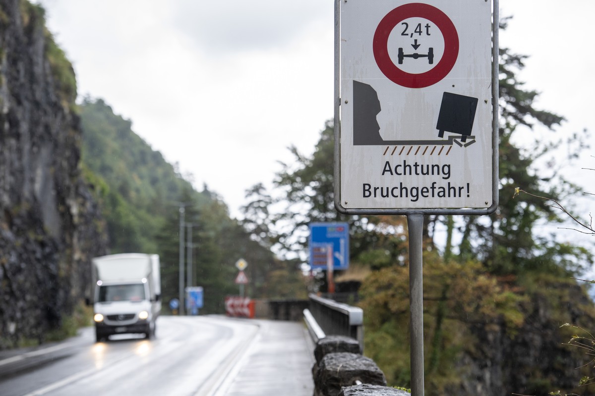 Ein Warnschild mit dem Hinweis "Achtung Bruchgefahr" in der Naehe der Unfallstelle an der Axenstrasse, bei der ein Auto zwischen dem Moositunnel und Wolfsprung von der Fahrbahn abkam, das Ge ...