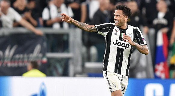 epa05953526 Juventus&#039; Dani Alves jubilates after scoring the 2-0 goal during the UEFA Champions League semifinal second leg soccer match Juventus FC vs AS Monaco at the Juventus Stadium in Turin, ...