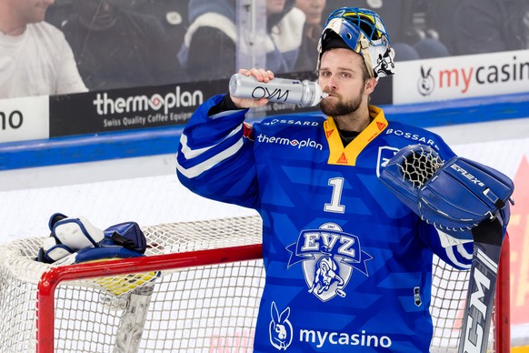 Torhueter Tim Wolf (EVZ) im Spiel der Eishockey National League zwischen dem EV Zug, EVZ, und den ZSC Lions, ZSC, am Donnerstag, 28. November 2024 in der Bossard Arena in Zug. (KEYSTONE/Philipp Schmid ...