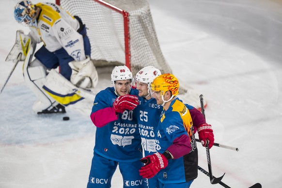 Joie de l&#039;attaquant lausannois Cory Emmerton, centre, apres avoir marque le but du 3:2 avec l&#039;attaquant lausannois Robin Leone, gauche, et le top scorer lausannois Dustin Jeffrey, droite, lo ...