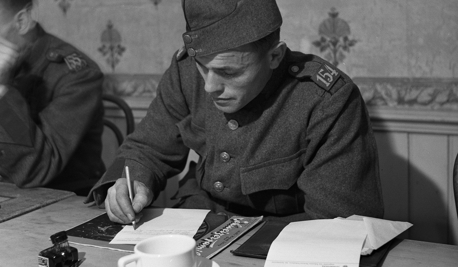 Ob er wohl gerade seiner Liebsten schreibt? Schweizer Soldat im Jahr 1942.