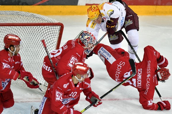 Der Genfer Tommy Wingels, rechts, zwingt den Laker Florian Schmuckli, rechts, aufs Eis beim Eishockeyspiel der National League A SC Rapperswil-Jona Lakers gegen den Geneve-Servette HC in Rapperswil am ...