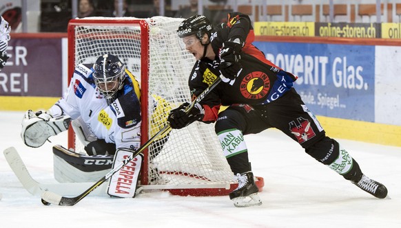 Berns Gaetan Haas, rechts, im Duell mit Ambris Torhueter Benjamin Conz im Eishockey Meisterschaftsspiel der National League zwischen dem SC Bern und dem HC Ambri-Piotta, am Dienstag, 12. September 201 ...