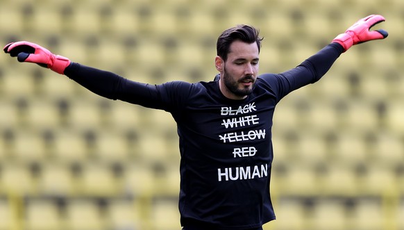 epa08470294 Goalkeeper Roman Buerki of Dortmund warms up during the Bundesliga match between Borussia Dortmund and Hertha BSC at Signal Iduna Park in Dortmund, Germany, 06 June 2020. EPA/LARS BARON /  ...