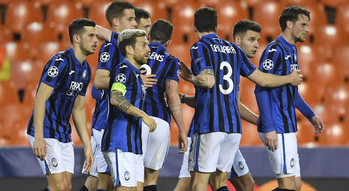 Atalanta's Josip Ilicic celebrates with teammates after scoring a penalty kick his side's second goal during the Champions League round of 16 second leg soccer match between Valencia and Ata ...