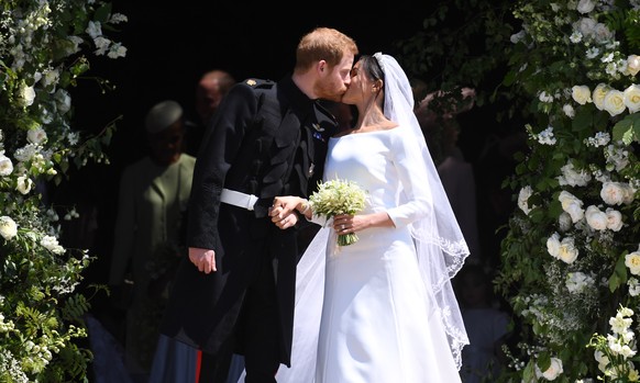 epaselect epa06749566 Britain&#039;s Prince Harry (L), Duke of Sussex and Meghan (R), Duchess of Sussex kiss as they exit St George&#039;s Chapel in Windsor Castle after their royal wedding ceremony,  ...