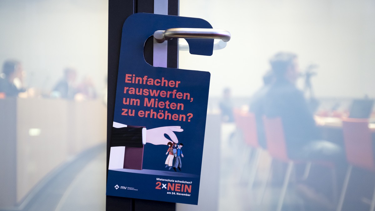 Abstimmungsmaterial des Komitees nein fotografiert waehrend einer Medienkonferenz des Komitees 2 x NEIN zur Schwaechung des Mieterschutzes, am Dienstag, 15. Oktober 2024 in Bern. Am 24. November 2024  ...