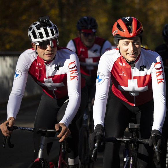 Die Radrennfahrer Stefan Bissegger, links, und Marlen Reusser fahren den WM-Rundkurs anlaesslich eines Kickoff-Events zur UCI-Rad- und Para-Cycling-Strassen-Weltmeisterschaften Zuerich 2024, am Mittwo ...