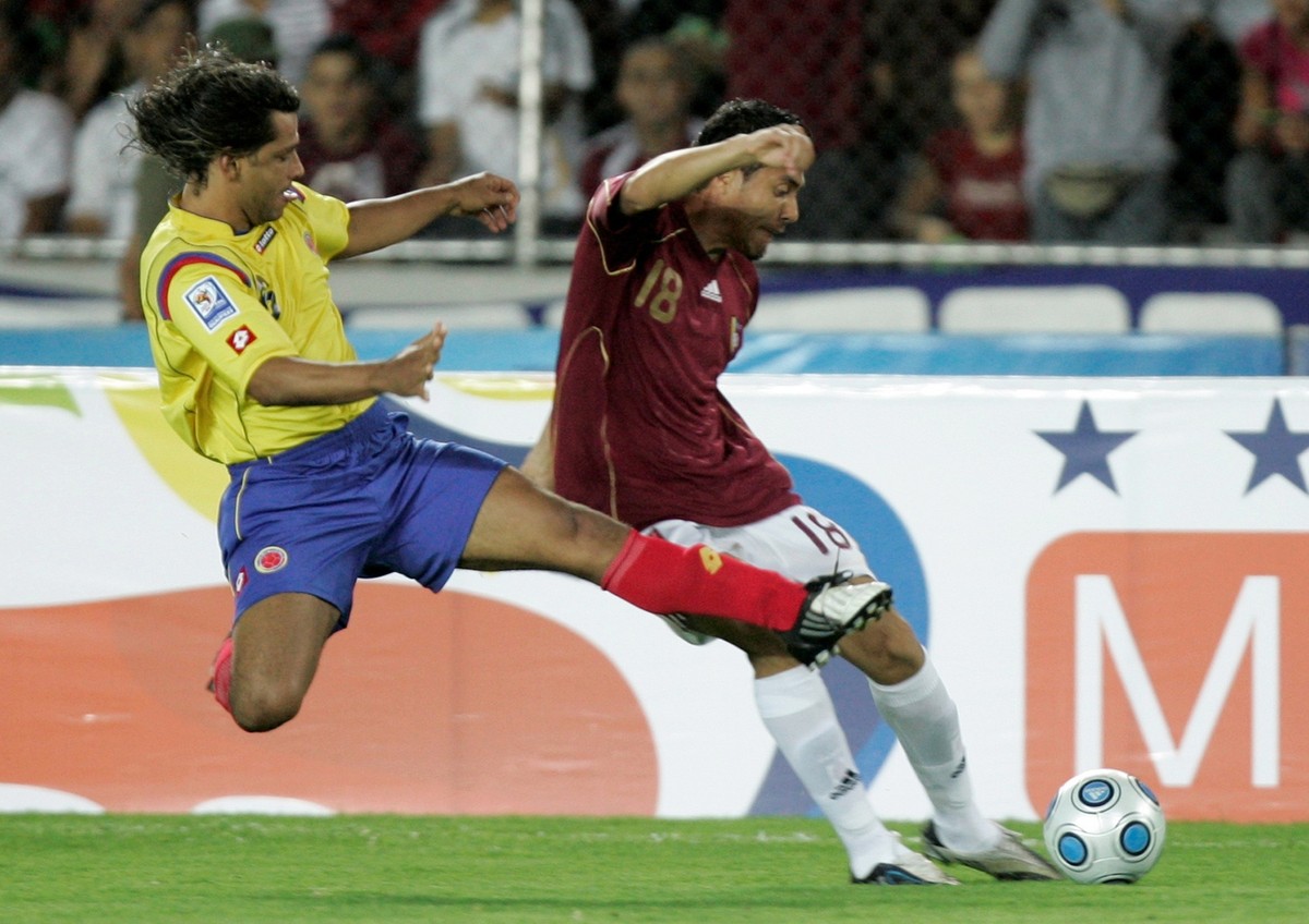 Venezuela's Juan Arango, right, fights for the ball with Colombia's Gerardo Bedoya during a World Cup 2010 qualifying soccer match in Puerto Ordaz, Venezuela, Tuesday, March 31, 2009.(AP Pho ...