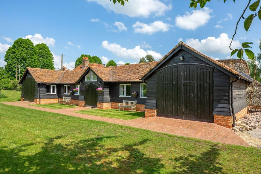 Mel B's house is for sale. 
Church Road
Little Marlow, Marlow, Buckinghamshire, SL7 3RZ
https://search.savills.com/property-detail/gbherslac210396