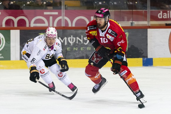 Ajoies Dmytro Timashov, links, und Berns Tristan Scherwey, rechts, kaempfen um den Puck, beim Eishockey Meisterschaftsspiel der National League zwischen dem SC Bern und dem HC Ajoie, am Freitag, 3. No ...