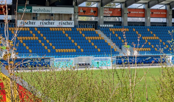 THEMENBILD - das gesperrte Fussballstadion des Cashpoint SCR Altach. Wegen des Coronavirus wurde der Spielbetrieb in der Oesterreichischen Bundesliga eingestellt. Wann Fussballspiele wieder stattfinde ...