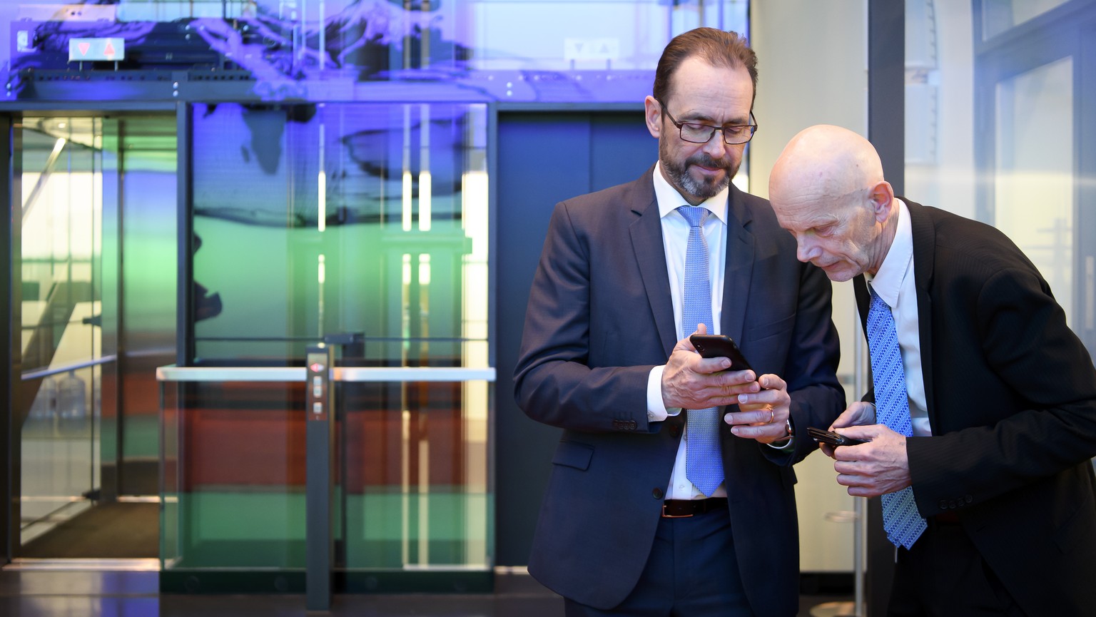 Pascal Strupler, Direktor BAG, links, und Daniel Koch, Leiter Abteilung uebertragbare Krankheiten, BAG, rechts, sprechen vor einer Medienkonferenz ueber die Situation des neuen Coronavirus (2019-nCoV) ...