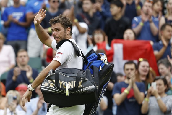 ARCHIV --- ZUR OLYMPIA-ABSAGE VON STAN WAWRINKA STELLEN WIR IHNEN FOLGENDES BILD ZUR VERFUEGUNG --- Stan Wawrinka of Switzerland leaves the center court after losing his second round match against Jua ...