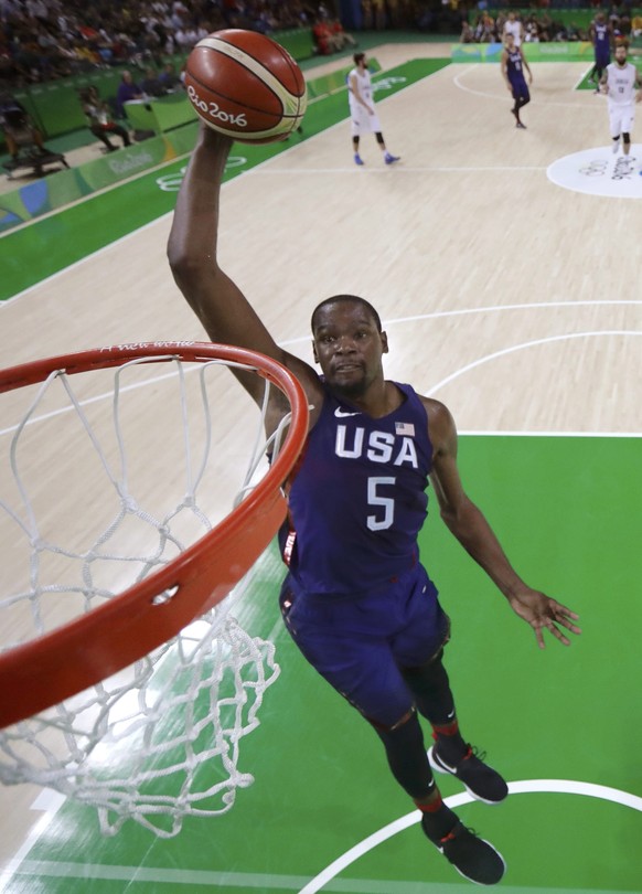 2016 Rio Olympics - Basketball - Final - Men's Gold Medal Game Serbia v USA - Carioca Arena 1 - Rio de Janeiro, Brazil - 21/8/2016. Kevin Durant (USA) of the USA stuffs the ball uncontested on an intercepted pass by Serbia.  REUTERS/Eric Gay/Pool     FOR EDITORIAL USE ONLY. NOT FOR SALE FOR MARKETING OR ADVERTISING CAMPAIGNS.