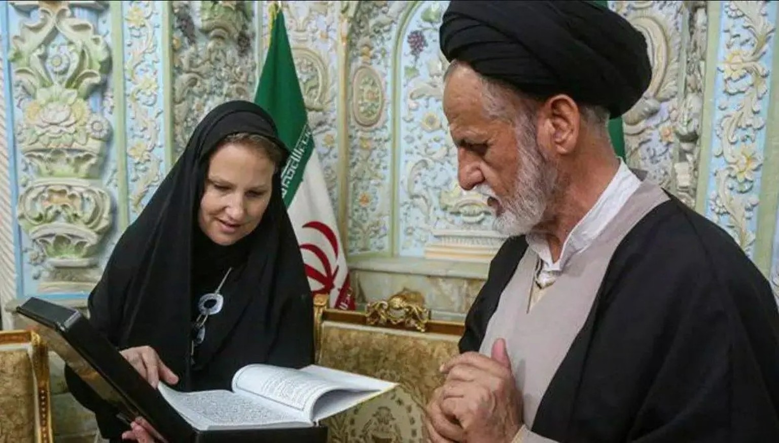 Nadine Olivieri Lozano, Schweizer Botschafterin im Iran, im Gespräch mit einem schiitischen Geistlichen in Qom.