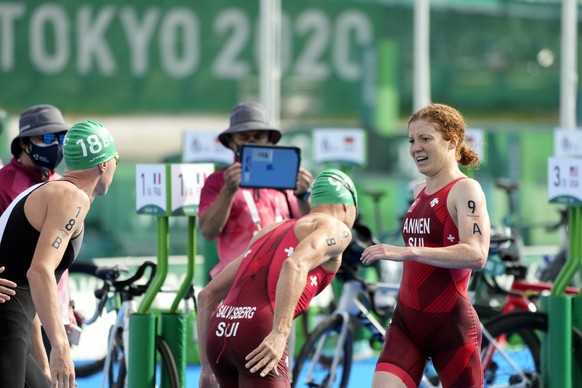 epa09380744 Jolanda Annen of Switzerland (R) competes in the Triathlon Mixed Relay of the Tokyo 2020 Olympic Games at the Odaiba Marine Park in Tokyo, Japan, 31 July 2021. EPA/FRANCK ROBICHON