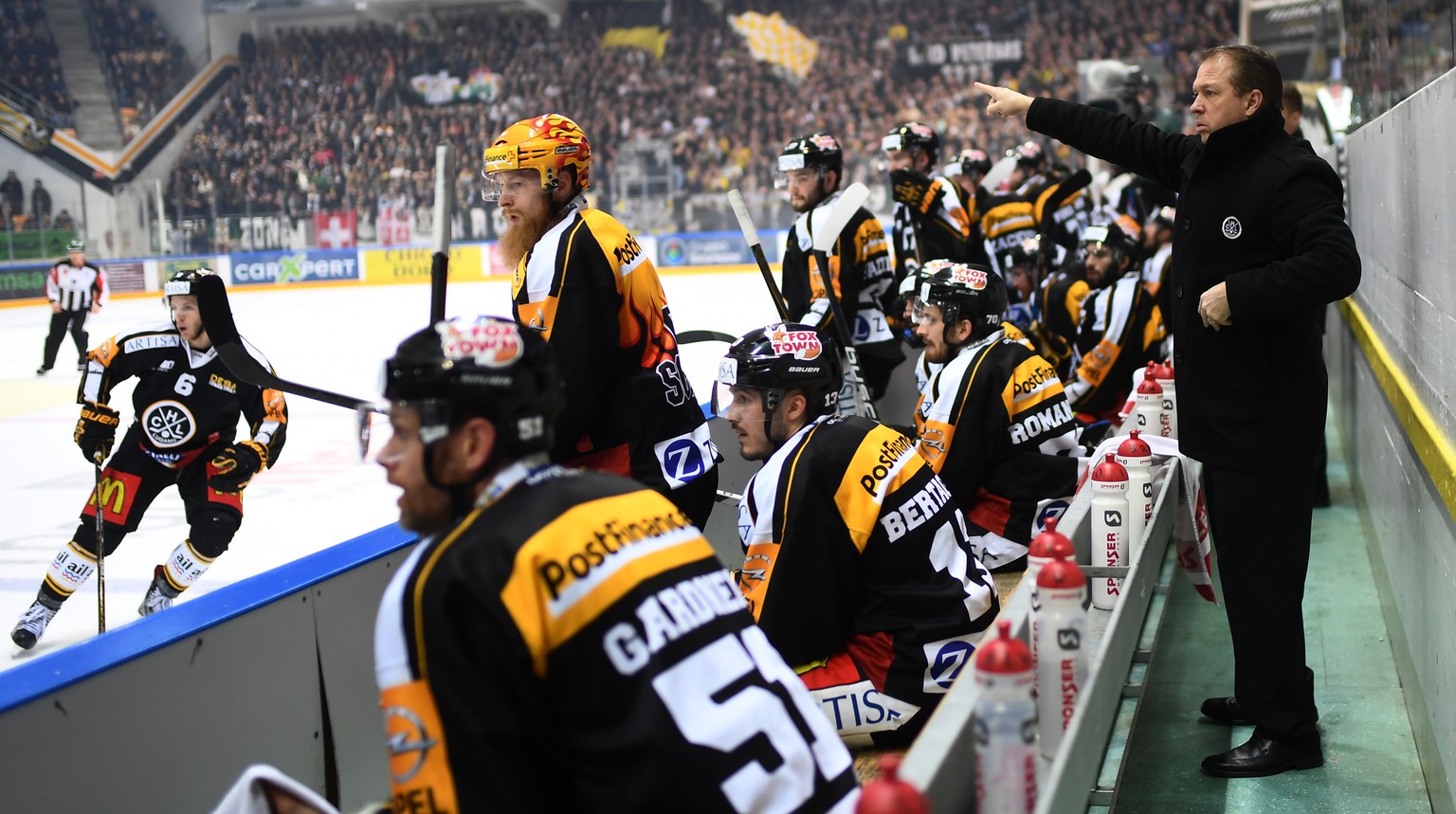 Lugano’s coach Greg Ireland, left, during the sixth leg of the Playoffs quarterfinals game of National League A (NLA) Swiss Championship between Switzerland&#039;s HC Lugano and ZSC Lions, on Thursday ...