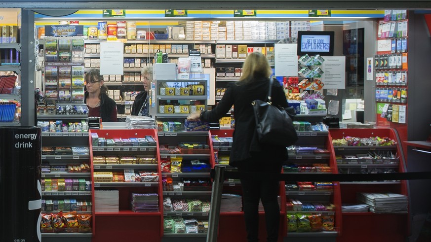 Der Kiosk der zur Valora Gruppe gehoerenden &#039;&#039;k kiosk&#039;&#039; , im Bahnhof Bern, am Montag, 10. November 2014 in Bern. Der Handelskonzern Valora uebernimmt mit Naville (LS Distribution S ...