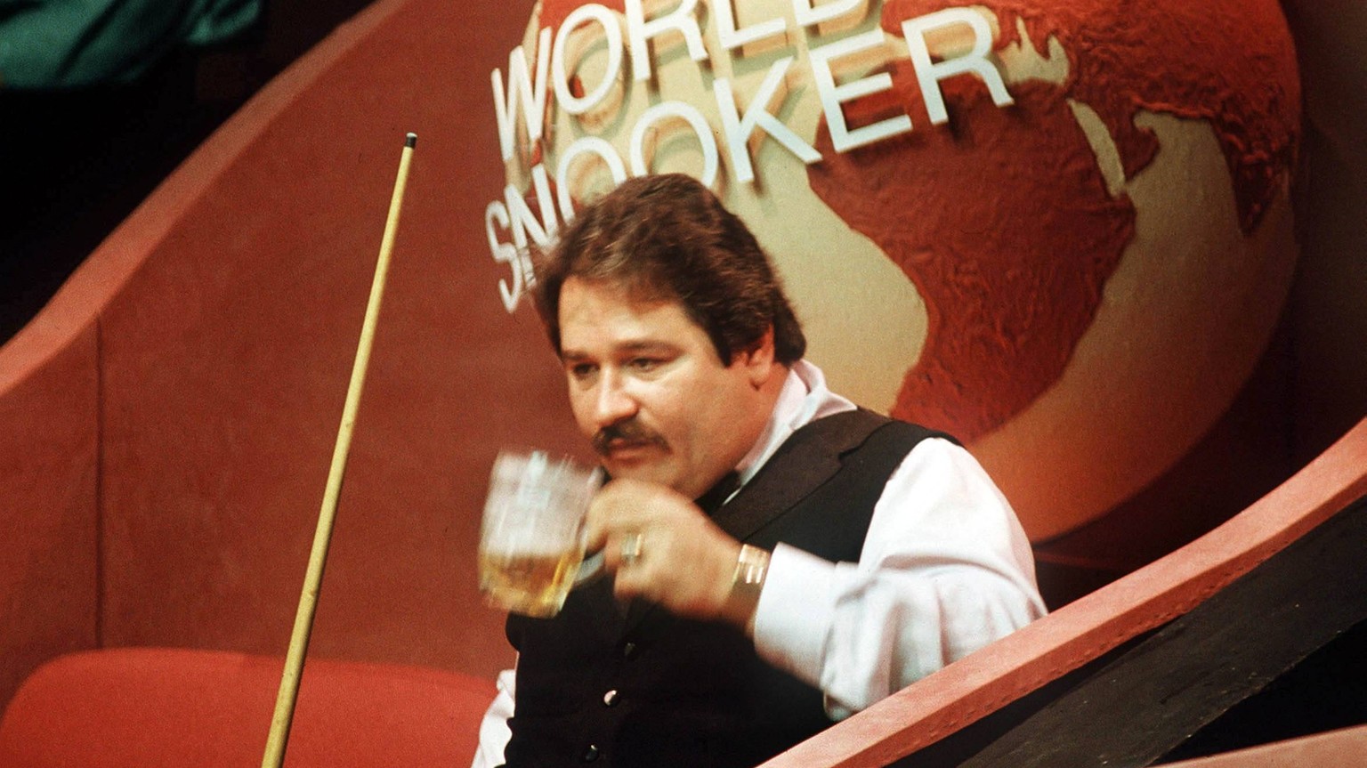 Bildnummer: 07986733 Datum: 16.04.1988 Copyright: imago/Colorsport
Snooker - Embassy World Snooker Championships 1988 Bill Werbeniuk (Canada) drinks another pint of beer during the match. Embassy Wor ...