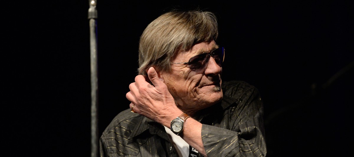 Der Schweizer Mundart Rocker Polo Hofer bei seinem Konzert anlaesslich seiner "Aendspurt" Tour vom Samstag, 25. Oktober 2014, im Kofmehl in Solothurn. (KEYSTONE/Urs Flueeler)