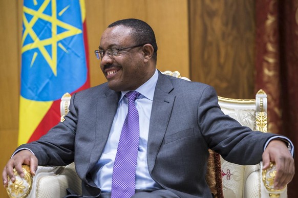 Der aethiopische Premierminister Hailemariam Desalegn waehrend einem Treffen in dessen Buero mit der Schweizer Bundespraesidentin Simonetta Sommaruga, nicht im Bild, in Addis Abeba, Aethiopien am Mont ...