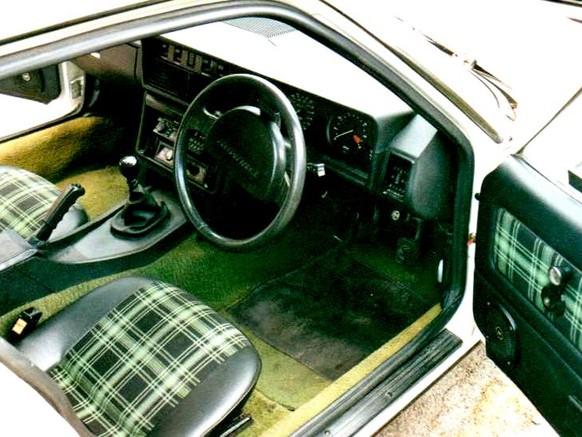 triumph tr7 interieur kariert 1970s style retro https://en.wikipedia.org/wiki/Triumph_TR7#/media/File:TR7_Sprint_interior.JPG