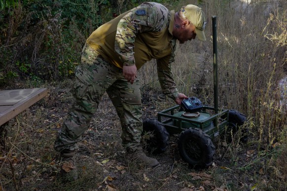 Ukrainischer Soldat mit Deckname «Vladyka» mit einer Bodendrohne.