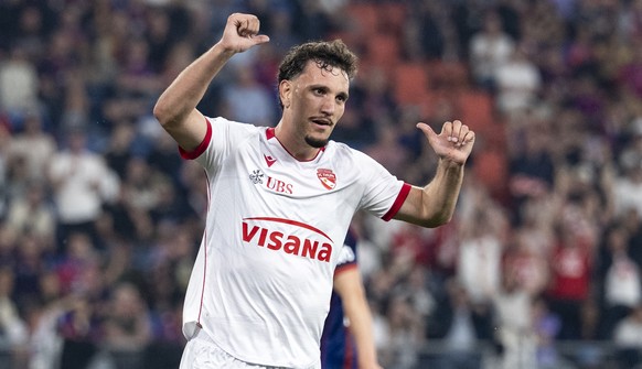 Der Torschuetze Valmir Matoshi (FCT), 2. von rechts, jubelt nach dem Tor zum 0:1 bei dem Spiel der Fussball Super League zwischen dem FC Basel (FCB) und dem FC Thun (FCT) am Samstag, 2. Mai 2026 im St ...