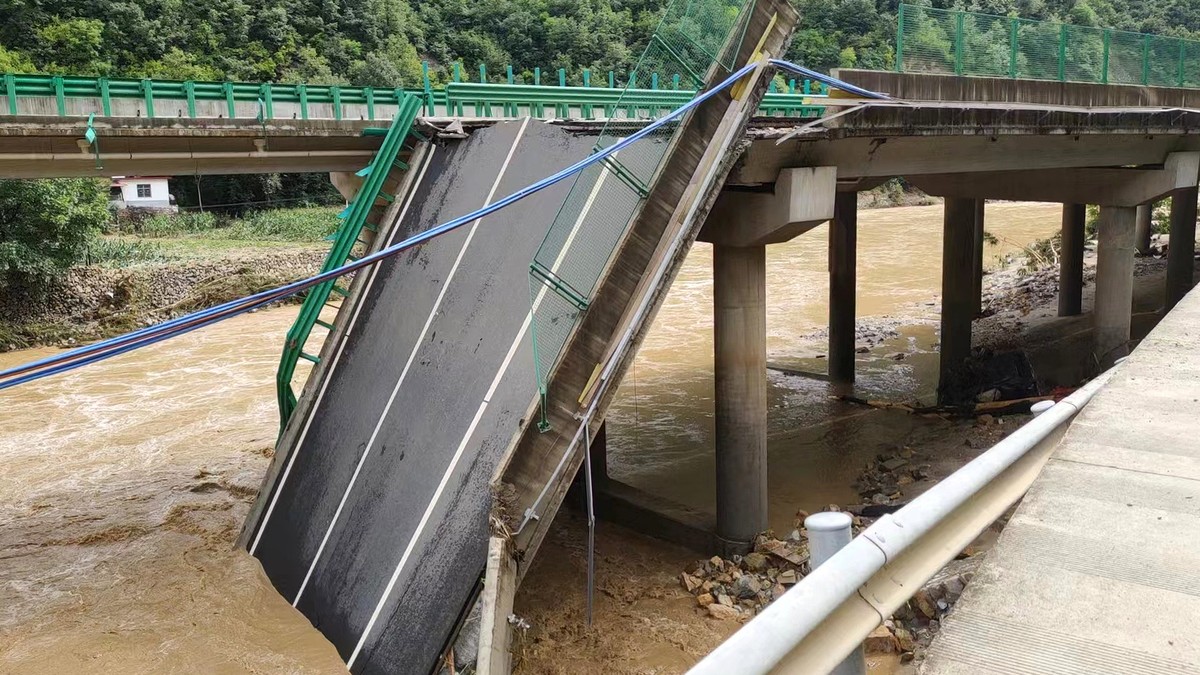epa11488798 The site of a bridge collapse in Zhashui County in Shangluo City, northwest China's Shaanxi Province, 20 July 2024. Eleven people were confirmed dead as of 20 July morning following t ...