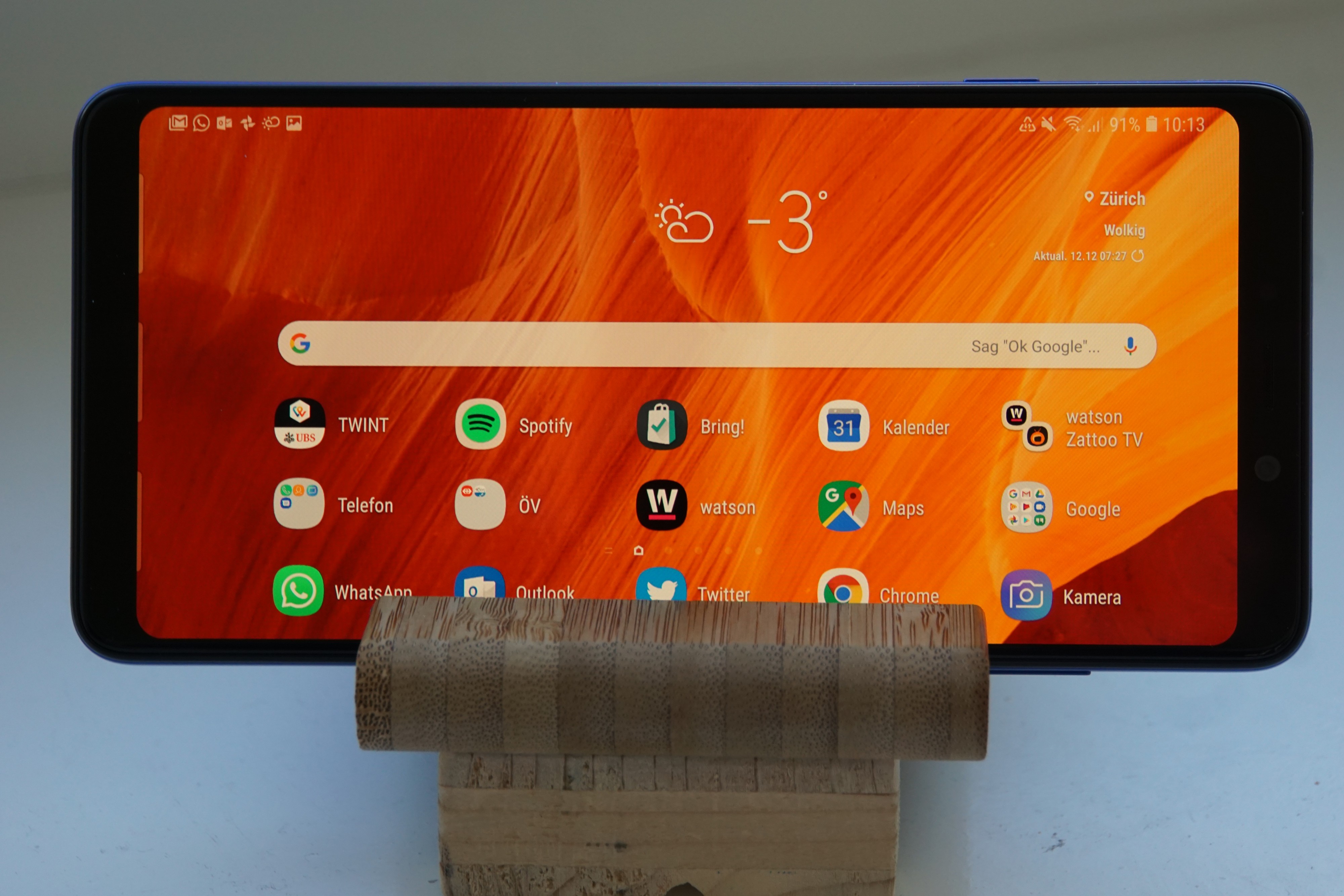 Samsung verzichtet konsequent auf die Notch (Einkerbung für die Kamera) und setzt auf ein klassisches Design.