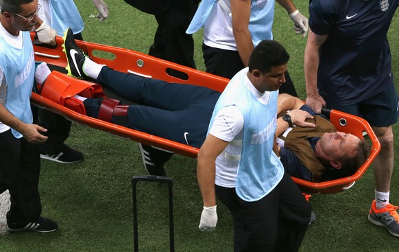 Als Daniel Sturridge für England im Spiel gegen Italien zum 1:1 trifft, brechen auf der englischen Bank alle Dämme. Plötzlich mischt sich Aufregung in die Freude – Physiotherapeut Gary Lewin liegt am  ...