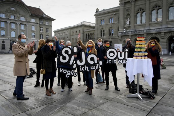 Daniel Stolz, links, Muriel Waeger, zweite-links, Nationalraetin Lisa Mazzone, GP-GE, dritte-links, Salome Zimmermann, Praesidentin Komitee Ehe fuer alle, fuenfte-links, Maria von Kaenel, Mitte-rechts ...